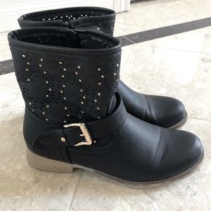Cute black boots